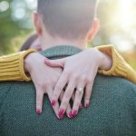 Por qué necesitas rituales de ruptura durante un día: cómo las pequeñas despedidas te mantienen conectado más allá de la distancia por-que-necesitas-rituales-de-ruptura-durante-un-dia-como.jpg